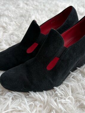 Pas de Rouge Black Suede Deep‑V Vamp Heels – Italian Made – Size 36.5